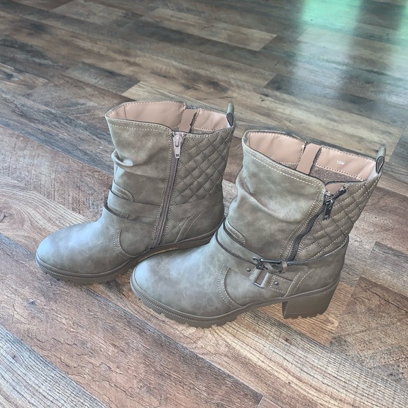 JellyPop NWOT Tan combat clog boots size 10M - Picture 2 of 6